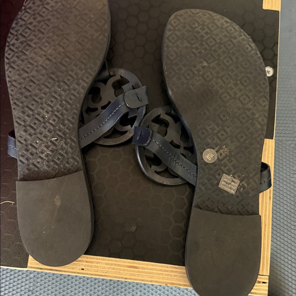 Tory Burch Black Leather Miller Logo Thong Sandals with Gold Emblem - Picture 2 of 2